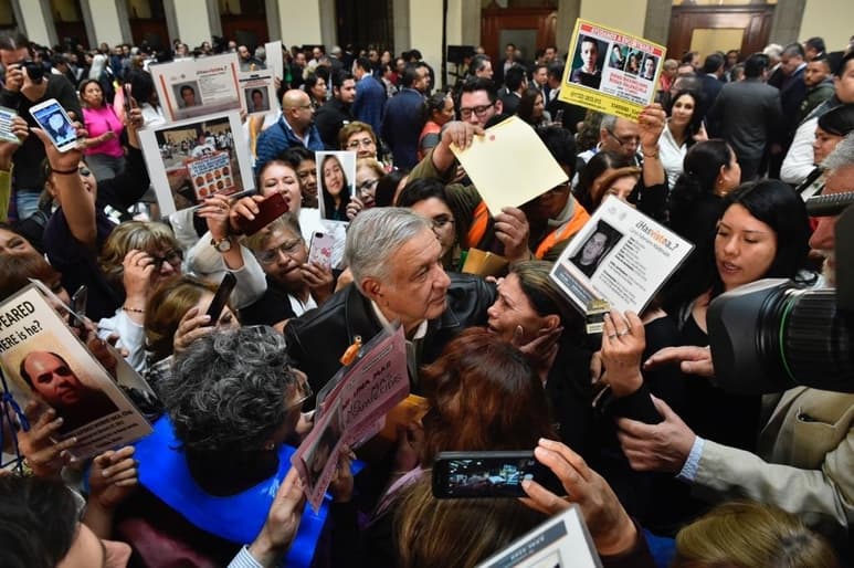 Exigen ser escuchados. Al término del acto público de la Reinstalación del Sistema Nacional de Búsqueda, varios familiares de personas desaparecidas se abalanzaron sobre el presidente López Obrador a fin de que escuchara sus casos de viva voz. (CORTESÍA/ www.gob.mx)