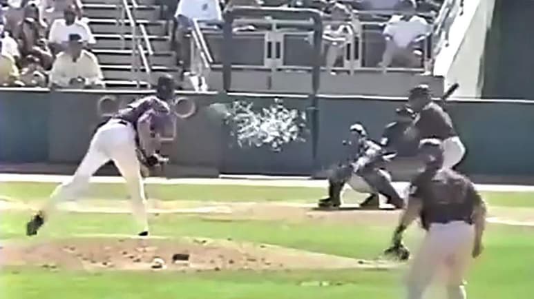 Momento exacto de aquel pelotazo que Randy Johnson propinó accidentalmente a una paloma durante un duelo de pretemporada de las Grandes Ligas. (Especial)