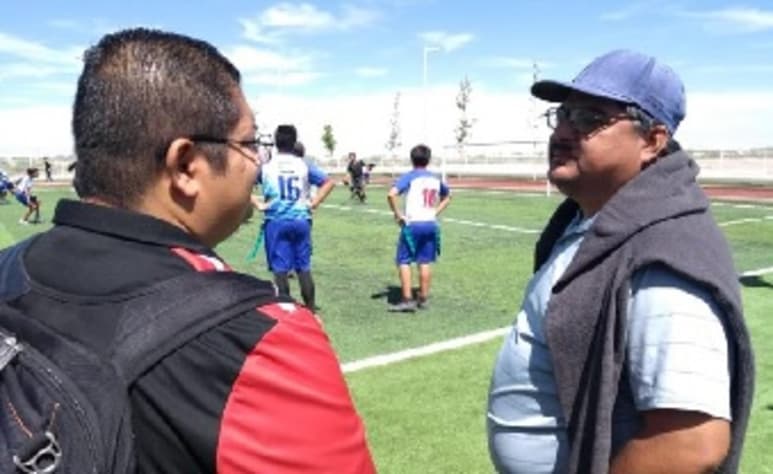 En días pasados, el vicepresidente de la FEMECRODE, Armando Castillo (d), charló con varios periodistas deportivos locales en La Laguna.