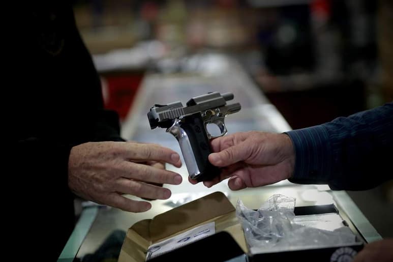 El decreto, aparecido en el Diario Oficial de la Federación (DOF), indica en su artículo 10 que “La ley federal determinará los casos, condiciones, requisitos y lugares en que se podrá autorizar a los habitantes la portación de armas”. (ARCHIVO)
