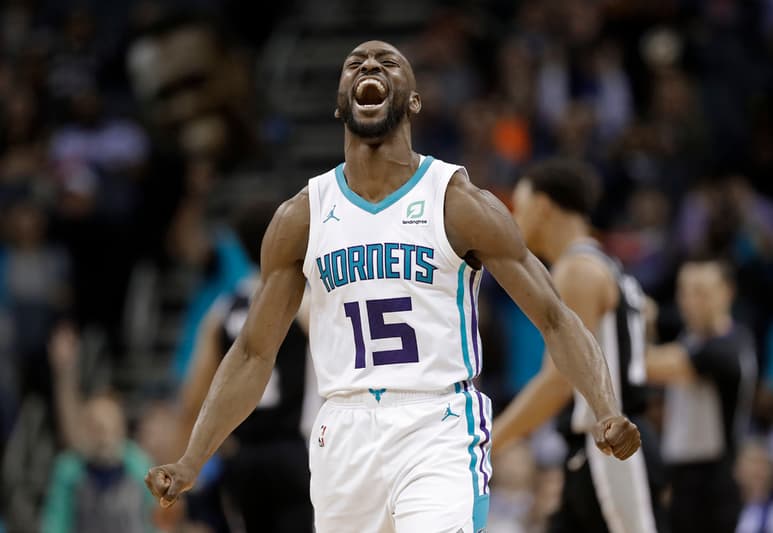 Kemba Walker brilló en el tiempo extra con 11 puntos en el triunfo de Hornets 125-116 sobre Spurs de San Antonio.
