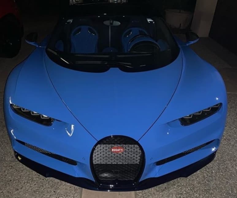 El boxeador mexicano Saúl 'Canelo' Álvarez presumió en su cuenta de Instagram al 'pitufo', un lujoso Bugati Chiron.