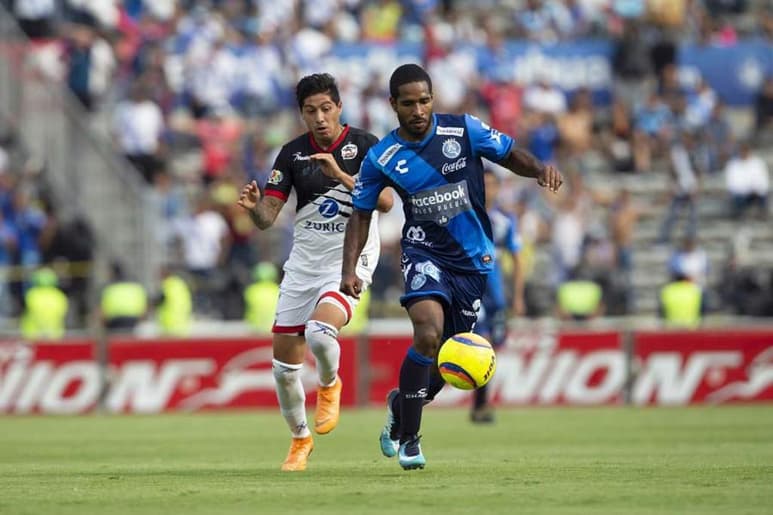 Un miembro de la directiva de los clubes aseguró para El Universal Deportes que el duelo programado para disputarse a las 16:00 horas en el Estadio Olímpico de la BUAP, sigue sin plan de modificación. (ARCHIVO)