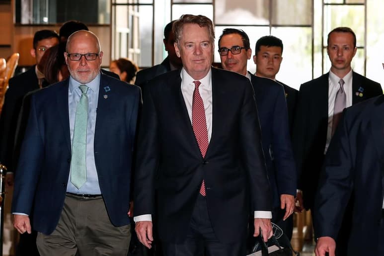 El representante de Comercio Exterior, Robert Lighthizer (c), a su llegada este jueves al Hotel Westin en Pekín. Estados Unidos y China impulsaron una nueva ronda de negociación para poner fin a la Guerra comercial. (EFE)
