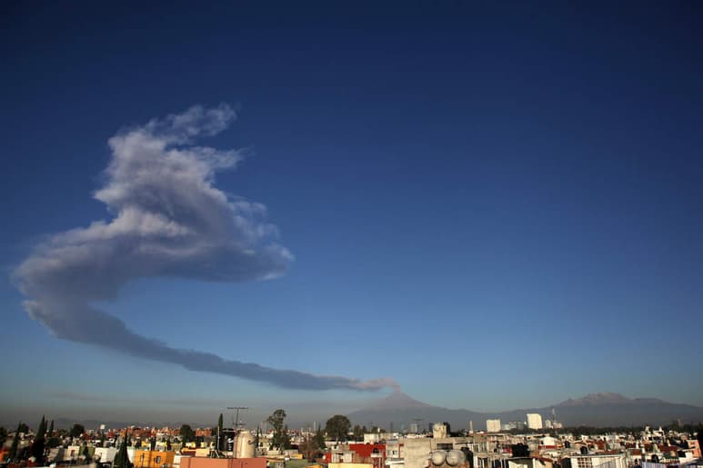 De acuerdo con el organismo, en los últimos 12 días el coloso modificó el patrón de comportamiento histórico que mantuvo desde 1996, caracterizado por la formación y destrucción de domos de lava. (EL UNIVERSAL)