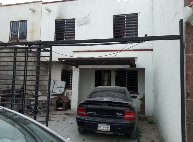 El incendio se registró en un domicilio ubicado en la calle Torre del Amanecer de la colonia Santa María de la ciudad de Torreón, dos personas resultaron lesionadas.