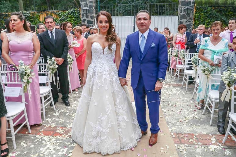 Felices. Gerardo Quiroz, productor de la obra Cats, contrajo matrimonio con la cantante y actriz Karen Espriú. (AGENCIAS)