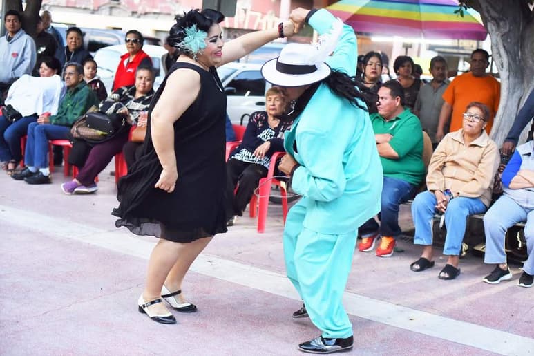 Los asistentes no paran de cantar o bailar desde las cinco o seis de la tarde, que inicia el evento, hasta la llegada de la noche, alrededor de las 10 u 11.