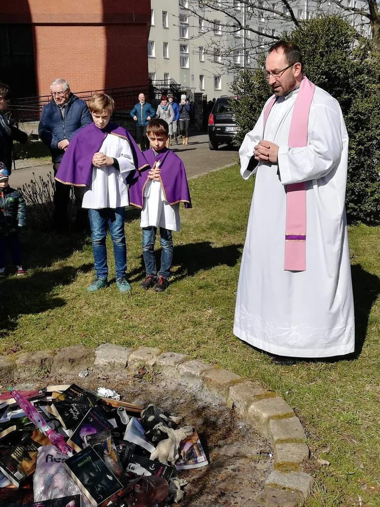 En las fotos se ven padres y acólitos viendo cómo se queman los objetos. (ESPECIAL)