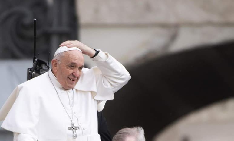 'En teoría, es un sacrilegio', explicó el líder de la Iglesia Católica. 'No puedes hacerlo. La gente podría llamarlo Dios, tal como podrían decir: ‘'Te adoro', pero solo Dios puede ser adorado'. (EFE)