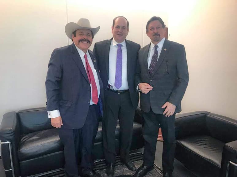 El encuentro se registró en las instalaciones del senador de la República en la Ciudad de México, en donde Bres Garza fue apoyado por Armando Guadiana Tijerina, senador de la República.