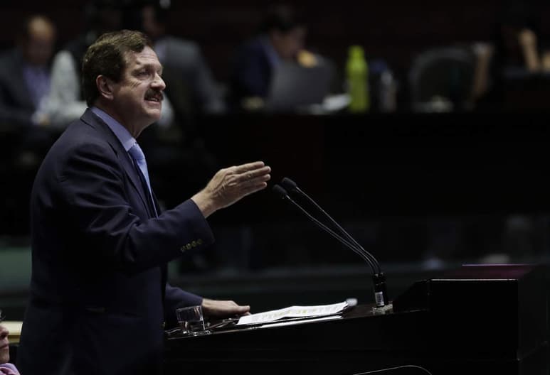El panista Romero Hicks reclamó la omisión del presidente de la Mesa Directiva de la Cámara de Diputados, Porfirio Muñoz Ledo, 'de llevar a cabo los actos necesarios para tutelar el recinto parlamentario, y evitar que se deje de sesionar por más de tres días como lo ordena la Constitución'. (ARCHIVO)