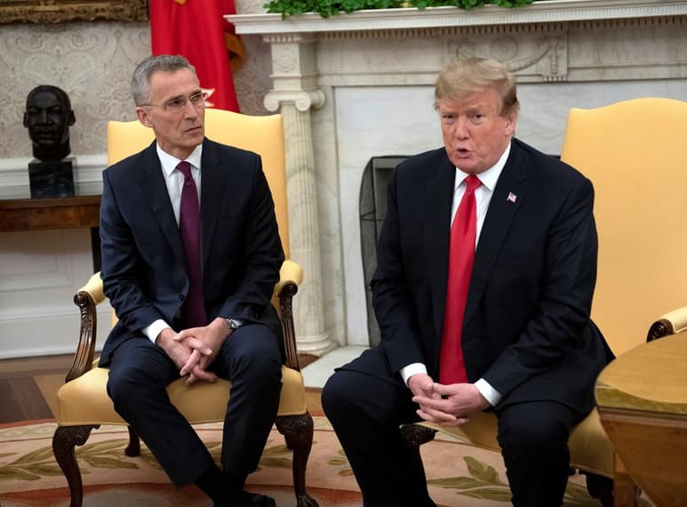 El presidente de EUA, Donald Trump (Der.), insistió en acusar a Alemania de que no destina a la OTAN 'lo que le corresponde'. (EFE)