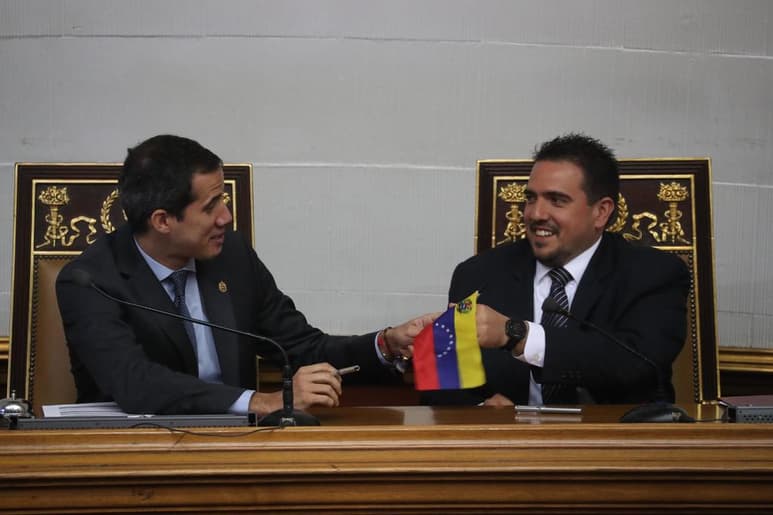 El líder opositor Juan Guaidó (Izq.) reaccionó al anuncio de la Constituyente llamando a los ciudadanos a reaccionar con 'protesta estratégica organizada' . (EFE)