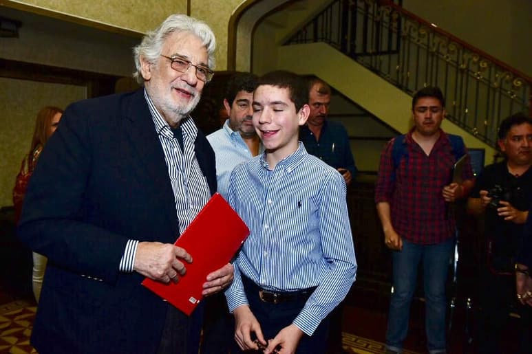 Plácido Domingo y el pequeño pianista lagunero Sergio Vargas. (ÉRICK SOTOMAYOR) 