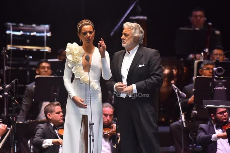apareció Plácido acompañado de efusivos aplausos caminó al corazón del escenario para subir a la tarima y comenzar su presentación. (ERNESTO RAMÍREZ)