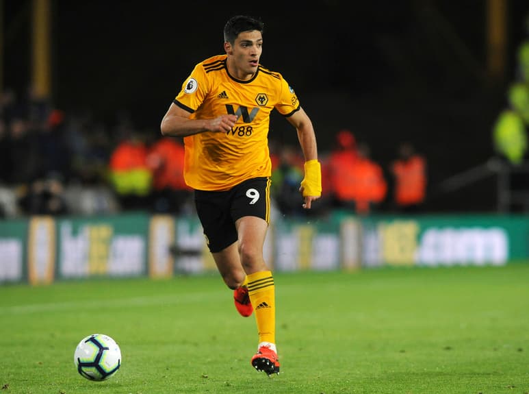 El delantero mexicano Raúl Jiménez, en el partido entre Wolverhampton y el Manchester United en el Estadio Molineux.