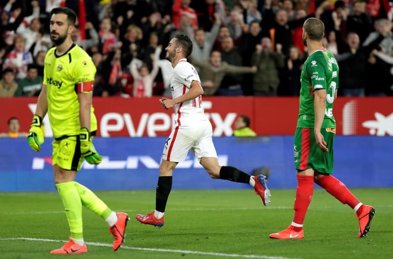 Pablo Sarabia, del Sevilla, celebra el segundo gol entre Fernando Pacheco, portero del Deportivo Alavés, y su compañero Víctor Laguardia.