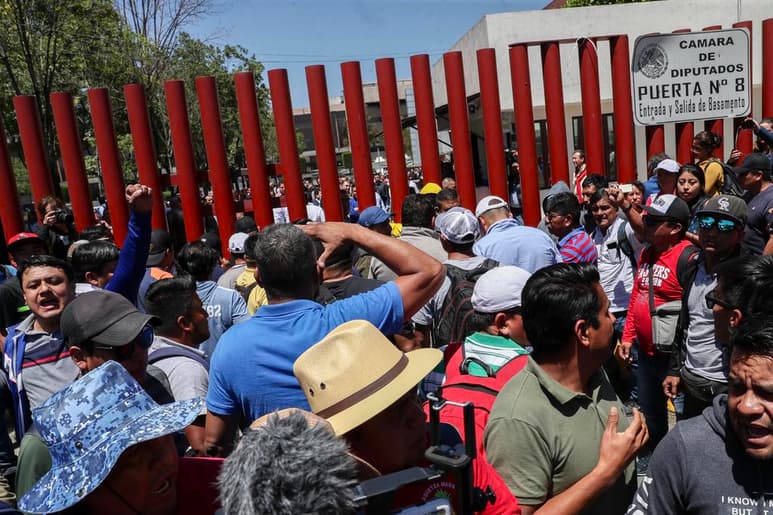 La marcha de integrantes de la Coordinadora Nacional de Trabajadores de la Educación (CNTE) que partió esta mañana del Zócalo capitalino llegó a la Cámara de Diputados. (ARCHIVO)