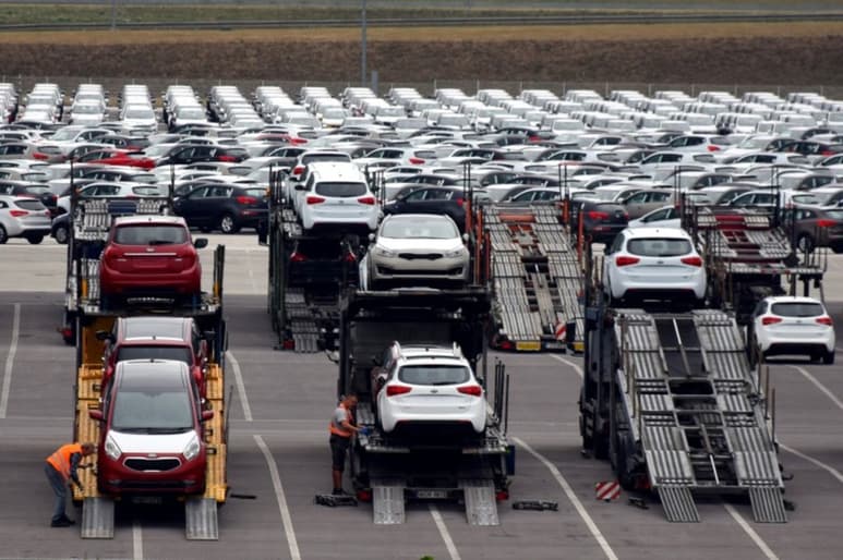 Una vez más usa Trump los aranceles a los automóviles para amagar a México.