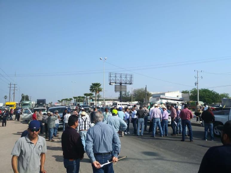 Dicha situación se prolongó por un espacio de cuatro horas y media, pues las autoridades de seguridad en el estado reportan que inició a las 09:00 y concluyó a la 13:30 horas, cuando comenzó a restablecerse el flujo del tránsito vehicular a partir de ese momento. (ESPECIAL)