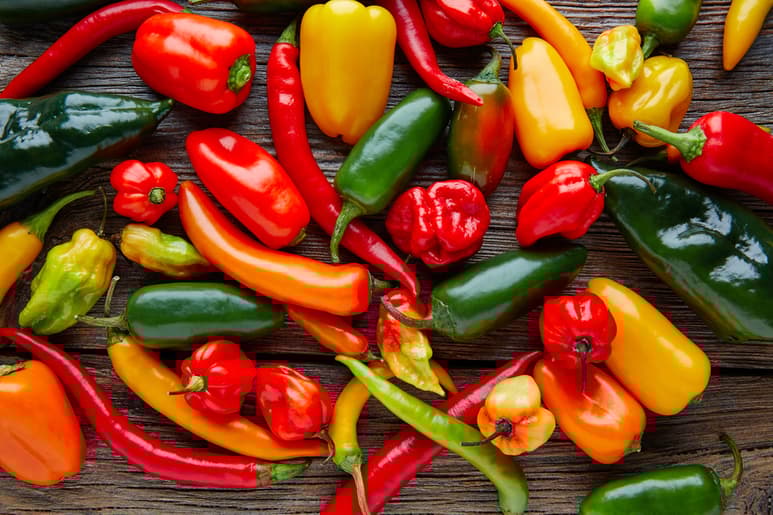 Existen muchas variedades de chiles con distintos sabores, tamaños, colores y formas, los cuales se pueden consumir frescos o secos.