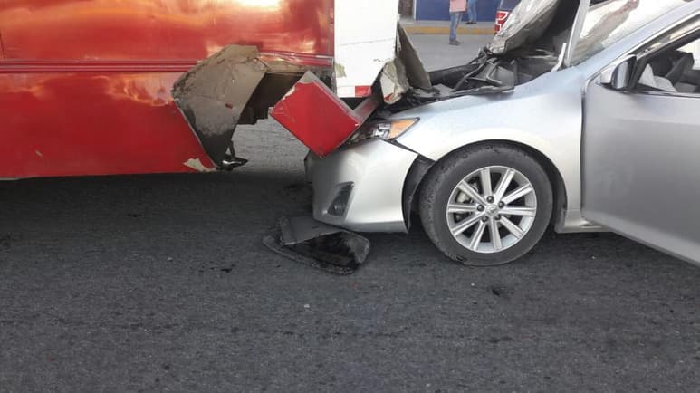 El accidente se registró alrededor de las 08:30 horas de la mañana del domingo sobre el bulevar Ejército Mexicano a la altura de la calle Denébola de la colonia Álamos de Gómez Palacio. (EL SIGLO DE TORREÓN)