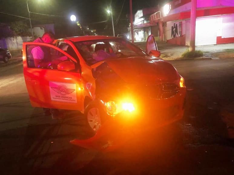 El accidente dejó sólo daños materiales. (EL SIGLO DE TORREÓN)