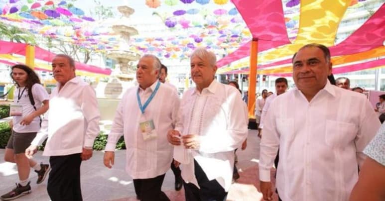El presidente realizó un recorrido previo en privado del tianguis, guiado por el gobernador de Guerrero, Héctor Astudillo. (ESPECIAL)