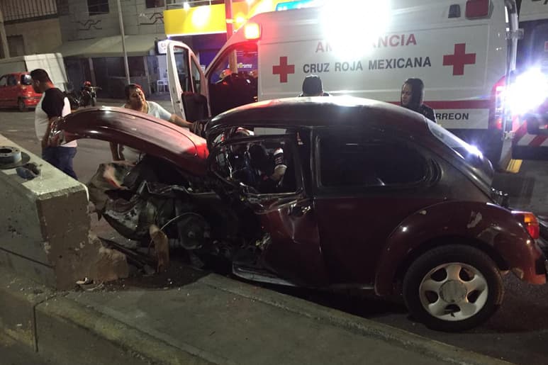 El conductor de la unidad y su acompañante resultaron lesionados y fueron atendidos por paramédicos de la Cruz Roja. (EL SIGLO DE TORREÓN)