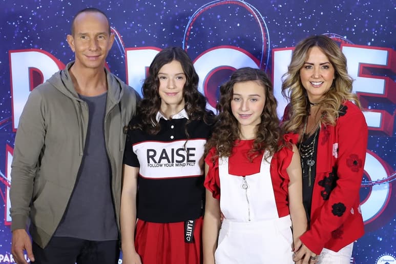 En familia. Erik , Andrea y sus hijos prestaron sus voces a la película Parque mágico, que llegará a las salas el 12 de abril. (EL UNIVERSAL)