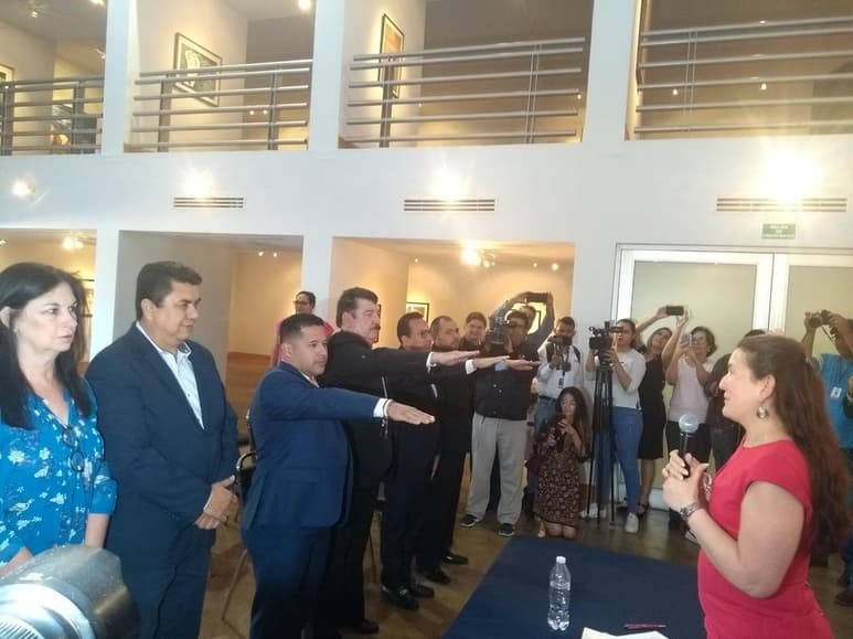 Esta mañana se tomó protesta a los integrantes del Colegio de Abogados especialistas en Derecho Electoral, el cual preside Luis Enrique Coronado Hernández. (EL SIGLO DE TORREÓN)