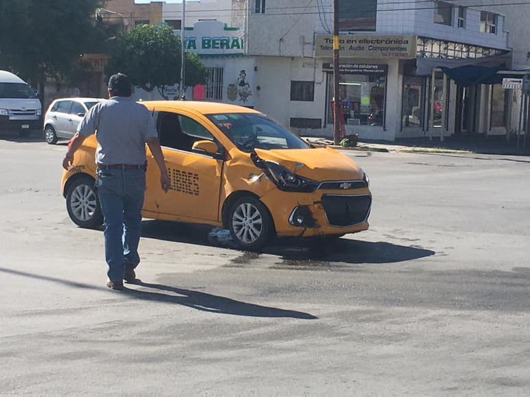 El accidente ocurrió en el cruce del bulevar Independencia y la calle Acuña de la zona Centro de la ciudad de Torreón. (EL SIGLO DE TORREÓN)