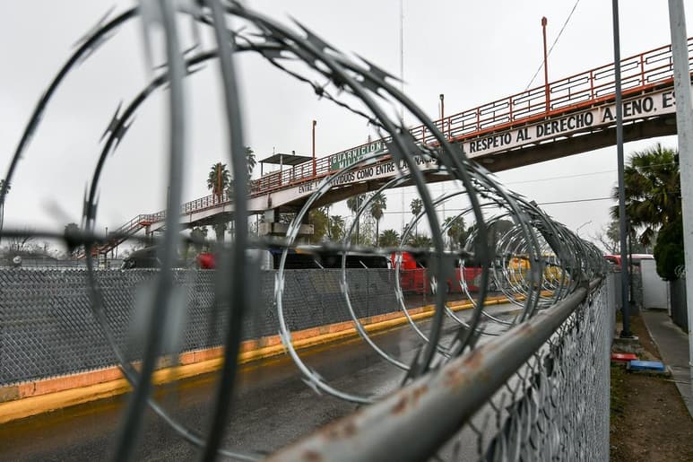 Un juez federal de Estados Unidos bloqueó hoy la política del Gobierno que dirige Donald Trump de mandar a México -aunque ese no sea su lugar de origen- a las personas que solicitan asilo en el país mientras se consideran sus casos. (ARCHIVO)
