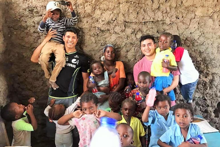 Aquí, Rosendo con pequeños en algún país del continente africano, del cual regresó en noviembre. En diciembre visitó Tlahualilo. (EL SIGLO DE TORREÓN)