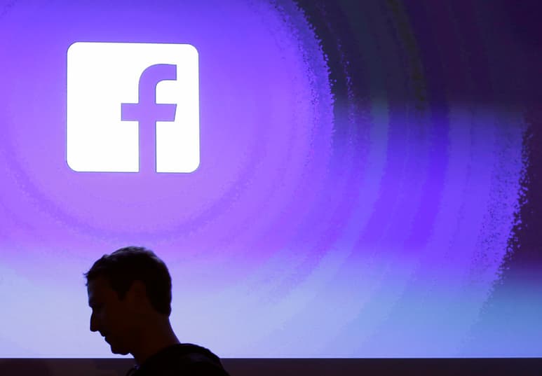 Aquellos usuarios que quiera continuar con su celular y tener Facebook deberán integrar un navegador al dispositivo. (ARCHIVO)