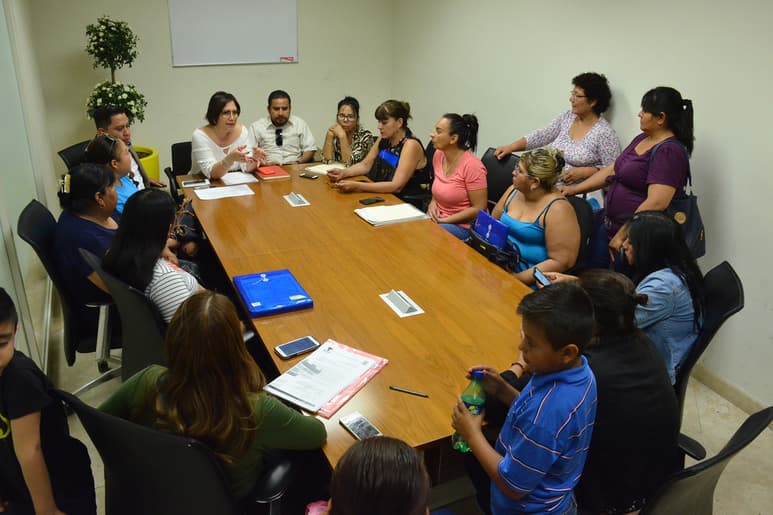 Ayer, las mujeres fueron recibidas por la síndica de Vigilancia, Dulce Pereda Ezquerra. (FERNANDO COMPEÁN)