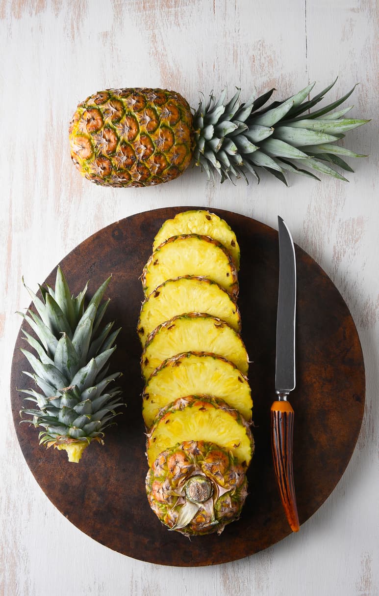La piña tiene propiedades antioxidantes, vitaminas, minerales y otras ventajas muy saludables.