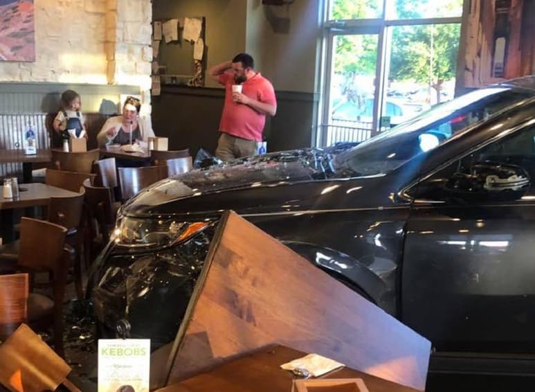 A pesar del accidente y el auto aún ahí, invitan a seguir visitando el restaurante. (INTERNET)