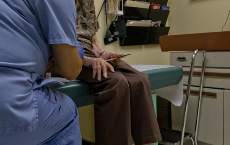 En un comunicado, el especialista médico señaló que también se debe a que el paciente fue sometido a cirugías como la prostatectomías radicales, lesiones en pene y columna vertebral. (ARCHIVO)