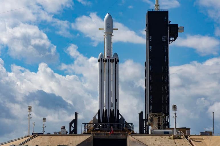 El cohete operativo más potente del planeta despegó a las 18:35 horas (22.35 GMT) desde la histórica plataforma 39A del Centro Espacial Kennedy, la misma del lanzamiento de las misiones lunares del programa Apolo, y logró recuperar por primera vez los tres cohetes Falcon 9 que componen el artefacto. (ESPECIAL)