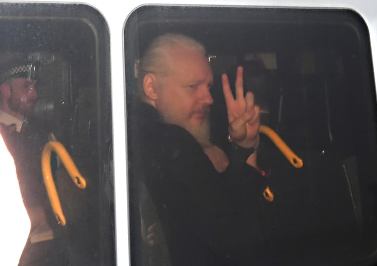 Luego de que Ecuador dejara a Julia Assange sin asilo y suspendiera su nacionalidad, ecuatorianos se manifestaron en las calles. (AP)