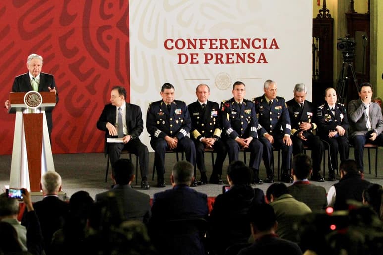 López Obrador refrendó que no se usará a los militares para reprimir al pueblo y señaló: “cuando ha habido excesos es cuando se los ordenó la autoridad civil”. (NOTIMEX) 