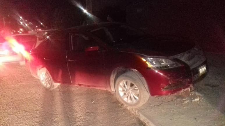 El automóvil se subió a la banqueta y se impactó contra la jardinera de la finca marcada con el número 3898, a la cual le causó daños. (EL SIGLO DE TORREÓN)