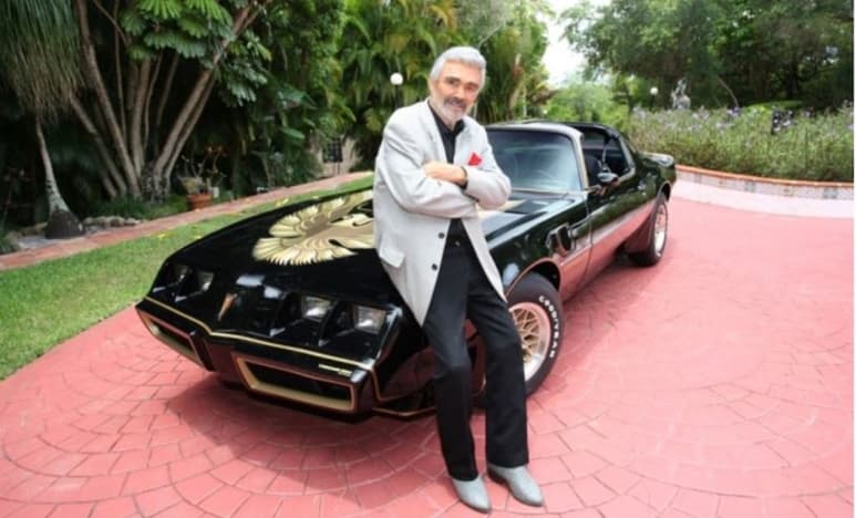 Recuerdos. Auto y botas de vaquero del actor Burt Reynolds saldrán a subasta, la cual se realizará el próximo mes de junio. (ESPECIAL)