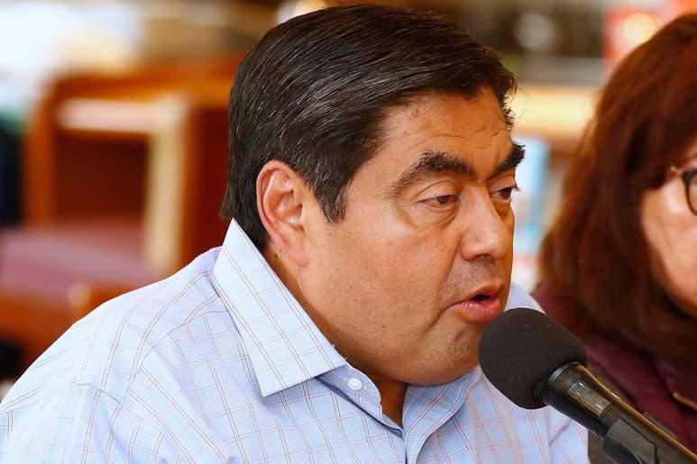 En gira proselitista por el municipio Tecamachalco, el abanderado por los partidos Morena, del Trabajo (PT) y Verde Ecologista de México (PVEM) dijo que “hay muchos intereses que quisieran descarrilar mi actividad, pero no lo van a conseguir'. (ARCHIVO)