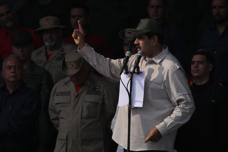 'Fusil al hombro, listos para defender la patria, y abriendo el surco para sembrar la semilla y producir el alimento para la comunidad, para el pueblo', añadió. (EFE)