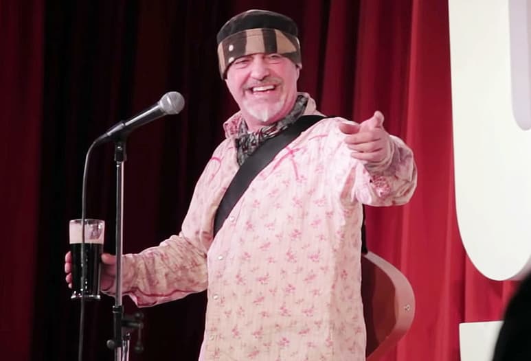 Adiós. Ian Cognito, de 60 años, se sentó y enmudeció en pleno espectáculo, la gente no creía que el hombre había muerto. (ESPECIAL)
