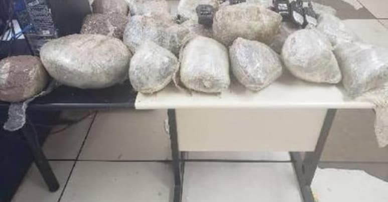 La Policía de Río de Janeiro decomisó paquetes de drogas.