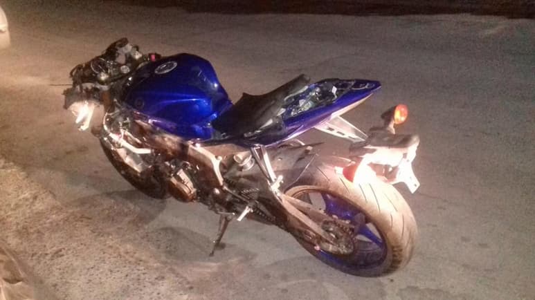 El conductor de un auto giró a su izquierda para estacionarse y le cortó la circulación a una motocicleta marca Yamaha modelo 2016 de color azul que viajaba metros atrás en la misma dirección. (EL SIGLO DE TORREÓN)
